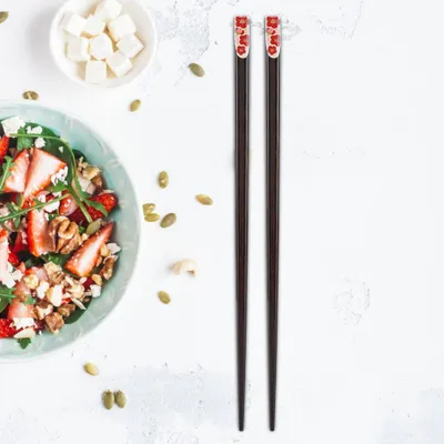 Obrázek produktu pro 1 pár opakovaně použitelných, robustních dřevěných hůlek v japonském stylu sakura (červené)
