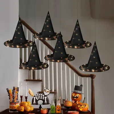 Zdjęcie produktu dla Świetlna dekoracja na Halloween w kształcie chaty czarownicy – idealna do dekoracji wnętrz i ogrodów. Składana chatka z oświetleniem LED