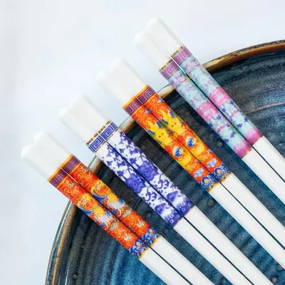 Produktbild von Nachhaltige Essstäbchen aus Keramik - Lotusblumen-Design - 10 Paar