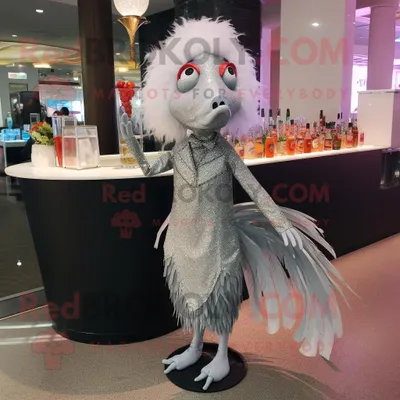 Produktbild von Silberner REDBROKOLY Betta-Fisch Maskottchen Kostüm charakter bekleidet mit einem Cocktailkleid und Fußkettchen