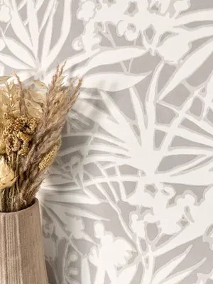 Produktbild von NEWROOM Tapete Grau Vliestapete Dschungel - Mustertapete Modern Beige Weiß Palmenblätter Blüten Blumentapete Tropisch Dschungeltapete
