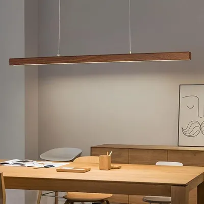 Obrázek produktu pro Moderní závěsné svítidlo z dřeva, stmívatelné, lineární design, s dálkovým ovládáním. Vhodné nad jídelní stůl. Výškově nastavitelné. Vhodné do jídelny, kanceláře nebo obývacího pokoje. Lustr (barva ořech, délka 100 cm)
