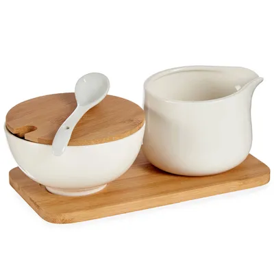 Productafbeelding van Een pan en een melkkoker op een bamboe plank