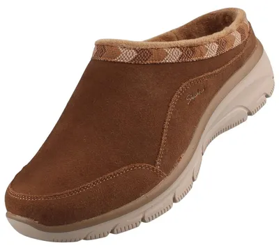 Das Bild zeigt einen flachen braunen Schuh mit einer runden Spitze Die Oberfläche des Schuhs wirkt glatt und leicht glänzend Der Schuh ist von der linken Seite zu sehen