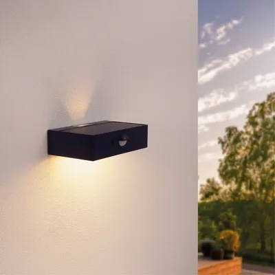 Produktbild von Ledvion Moderne Solar-Wandleuchte mit Bewegungssensor, Schwarz, 3W, 3000K, IP65 Wasserdicht & 220 Lumen, Bewegungserkennung & Dämmerungsschalter, Energieeffizient & Wetterfest