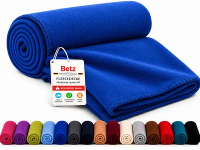 Produktbild von Betz Fleecedecke 130x170 cm 180g/m² – Weiche Wohndecke & Kuscheldecke – Flauschige Sofadecke Tagesdecke – Leicht, wärmend & pflegeleicht – Farbe Blau, KI-generiertes Bild