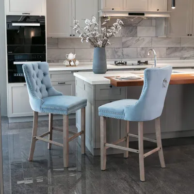 Produktbild von AIORBER Barhocker 2er Set aus Samt mit Knopfheftung, Zierkopf-Nieten und Holzbeinen, elegante Tresenhocker gepolstert für Küche und Esszimmer, Hellblau