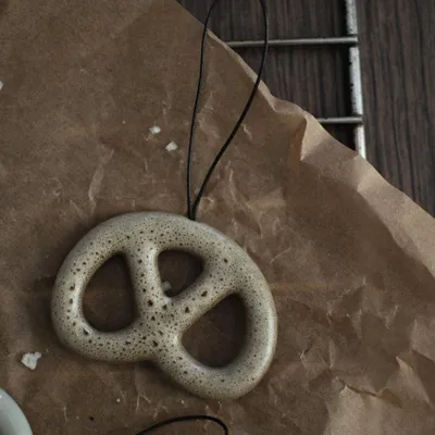 Produktbild von Deko Anhänger Bretzel - beige