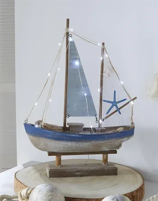 Image de Décoration LED "Voilier" en bois au look shabby, 48 cm de haut, décoration lumineuse maritime, figurine de décoration bateau, voilier
