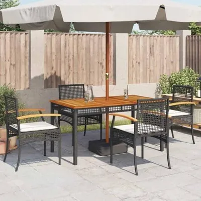 Produktbild von 4er-Set schwarze Gartenstühle aus Poly-Rattan mit Kissen, dick gepolsterten Sitzkissen und abnehmbaren, waschbaren Bezügen, pulverbeschichtetem Stahlrahmen und einer Belastbarkeit bis 110