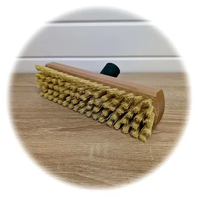 Produktbild von Bodenbürste aus Holz mit groben Borsten und Metallstiel