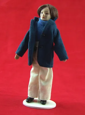 Produktbild von Puppe Frau für 1:12 Puppenhaus, Porzellan, bekleidet. 15 cm. Mit Puppenständer.
