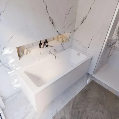 Bild einer modernen, weißen Badewannen in hellem Badezimmer mit einer seitlicheren Ansicht.