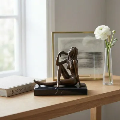 Produktbild von Bronzeskulptur sitzende Frau, braun patiniert, mit Marmorsockel, L.21 cm
