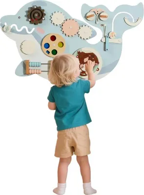 Zdjęcie produktu dla Drewniana ścianka aktywnościowa Delfin – zabawka edukacyjna Montessori rozwijająca zmysły – montaż na ścianie – dla dzieci w wieku 0–3 lat – niebieska