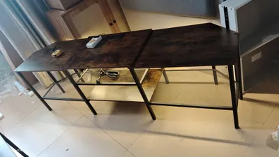 Productafbeelding van TV-kast, salontafel voor de televisie, dressoir voor de TV, planken. Kleur: grijs. Materiaal: houtvezelplaat (MDF/spaanplaat), stevig metalen frame