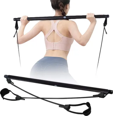 Schwarzes Pilates-Bar-Set mit Widerstandsbändern, gezeigt in Benutzung von einer Frau von hinten und separat ausgelegt