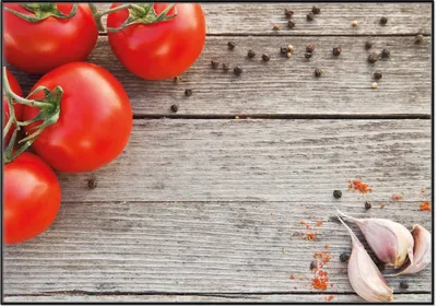 Produktbild von Wallario Wandbild Tomaten und Gewürze auf altem Holztisch, Größe: 70,30 x 100,30 cm, Poster mit schwarzem Aluminiumrahmen