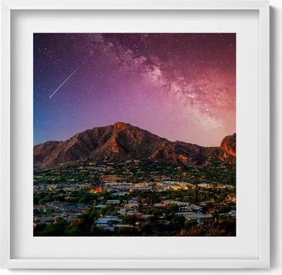 Produktbild von Berge mit einer Galaxie am Himmel– Wandbild mit Rahmen – Gerahmtes Bild  – Wanddekoration – 50x50 cm –  Weiß Rahmen