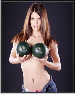 Produktbild von Wallario Wandbild Schöne halbnackte Frau mit Melonen, Größe: 40,30 x 50,30 cm, Poster mit schwarzem Aluminiumrahmen