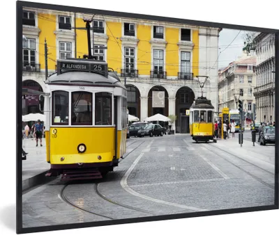 Produktbild von MuchoWow® Gerahmtes Poster Die beiden gelben Straßenbahnen im Zentrum von Lissabon 30x20 cm - Poster mit Schwarzem Bilderrahmen Wandposter Rahmen Foto Bilder - Kunstdruck - Bild-Poster
