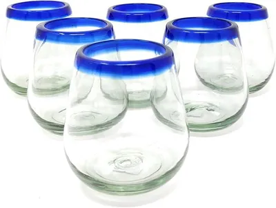 Productafbeelding van Handgeblazen Mexicaanse wijnglazen zonder voet, set van 6 glazen met een kobaltblauwe rand (425 ml)