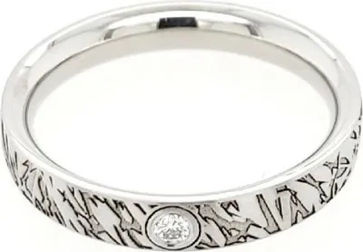 Produktbild von Damen Ring aus Edelstahl mit matter Gravuroberfläche und Brillantschliff Diamant in Silberoptik