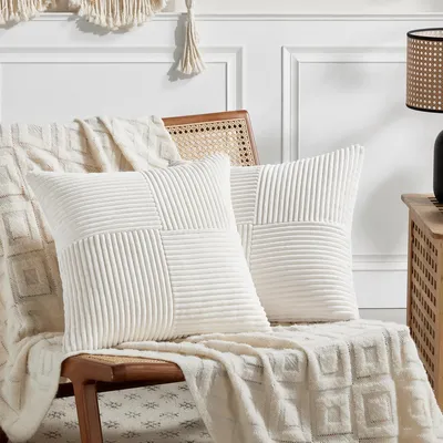 Produktbild von Set aus 2 cremefarbenen Cord-Kissenbezügen 65x65 cm, weiche Dekokissenbezüge im Boho-Stil für Sofa, Schlafzimmer, Wohnzimmer und Bett.