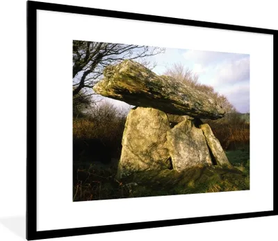 Produktbild von MuchoWow® Gerahmtes Poster Ein Hünenbett am helllichten Tag 80x60 cm - Poster mit Schwarzem Bilderrahmen Wandposter Rahmen Foto Bilder - Schlafzimmer-Dekorationen - Fotoposter