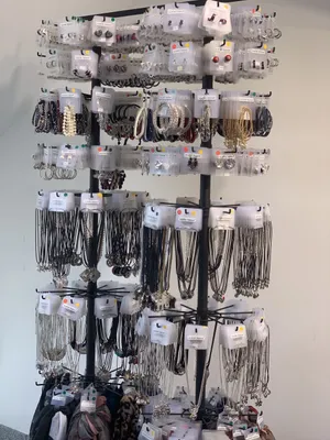Produktbild von 50x Modeschmuck Mix Ketten Fingerringe Ohrringe Ohrstecker Armbänder350,00, Farbe:Mix