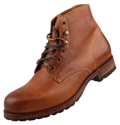Auf dem Bild ist ein brauner Stiefel zu sehen der von der Außenseite betrachtet wird. Der Stiefel hat eine glatte Oberfläche und eine robuste Sohle die einen lässigen Look vermittelt.