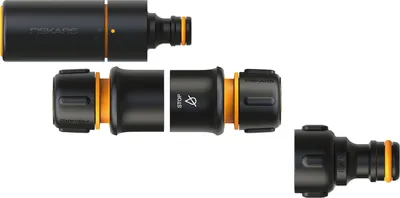Obrázek produktu pro Zahradní postřikovač Fiskars + sada pro připojení hadice 1027090 s plynulou regulací Ø 1,3-1,5 cm (1/2-5/8''), černo-oranžový
