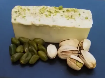 Immagine prodotto di Pistacchio Kadayif BARREN I Dubai Style I 50 g. I Cioccolato bianco I Prodotto artigianalmente in Germania I 45% di pistacchio I Disponibile anche in confezione da 500 g. JUMBO