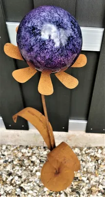 Produktbild von Skulptur Blume Rotterdam Cortenstahl 97 cm mit Standfuß Kugel Edelstahl violett lila Dekoration Garten