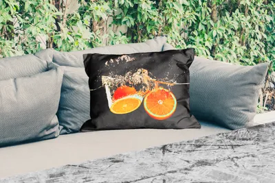 Produktbild von MuchoWow® Outdoor Kissen - Orange - Stillleben - Wasser - Schwarz - Obst - 50x30 cm - Wetterfest - Lounge Kissen - Sofa kissen - Wohnzimmer Dekoration