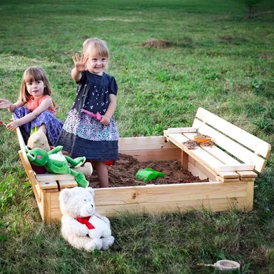 Imagen del producto de Caja de arena de madera con cubierta plegable y banco, dimensiones 118 x 122 x 20 cm. Caja de arena con cubierta, ideal para niños. Caja de arena de madera