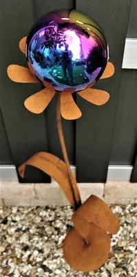 Produktbild von Skulptur Blume Rotterdam Cortenstahl 97 cm mit Standfuß Kugel Edelstahl rainbow poliert Dekoration Garten