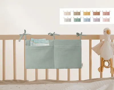 Produktbild von Babybett Organizer Tasche Aufbewahrung aus Musselin Farbe Laurel Green