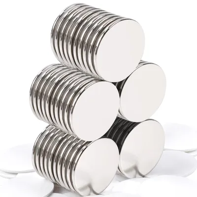 Produktbild von 50 extra starke Neodym-Magnete, 30 x 2 mm, selbstklebend, große Größe für Magnettafeln, Kühlschränke, runde, flache und kleine Küchen-Whiteboards.