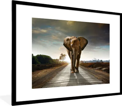 Produktbild von MuchoWow® Gerahmtes Poster Elefant - Straße - Tiere - Sonnenuntergang - Landschaft 80x60 cm - Poster mit Schwarzem Bilderrahmen Wandposter Rahmen Foto Bilder - Schlafzimmer-Dekorationen - Fotoposter