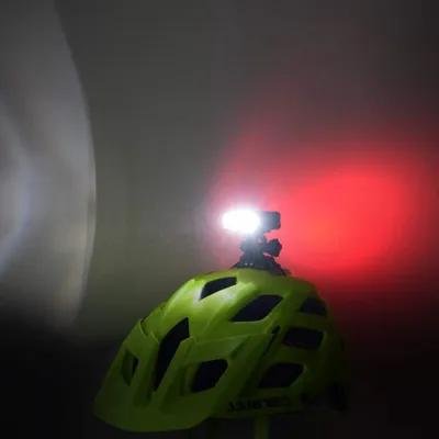Immagine prodotto di Casco da bicicletta con luce, WASAGA: casco da bicicletta con luce LED da 200 lumen, 3 modalità, ricaricabile tramite USB, impermeabile, con luce anteriore e luce posteriore a 5 modalità