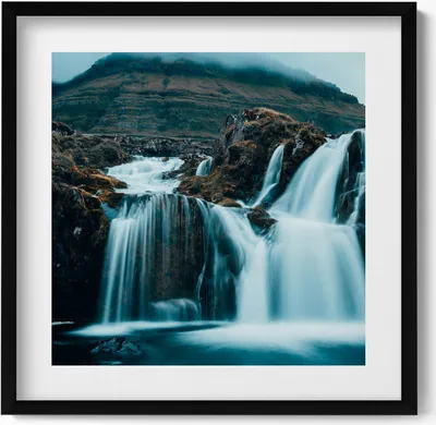 Produktbild von Foto eines Bergwasserfalls– Wandbild mit Rahmen – Gerahmtes Bild  – Wanddekoration – 50x50 cm –  Schwarz Rahmen