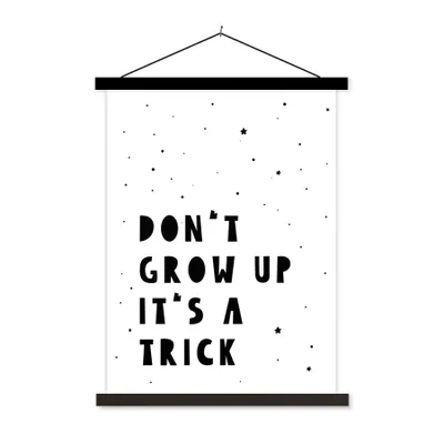Produktbild von MuchoWow® Textilposter Zitate - Werd nicht erwachsen, es ist ein Trick - Baby - Sterne - Kinder 60x80 cm mit schwarzem Rahmen - Plakathalter