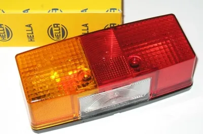 Produktbild von 1 Stück - Hella Dreikammerleuchte links mit Kennzeichenleuchte