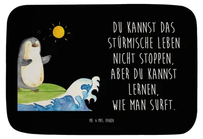 Produktbild von Mr. & Mrs. Panda Badteppich Pinguin Surfer - Schwarz - Geschenk, Duschvorleger, badezimmermatte, Urlaub, Optimistisch, Badezimmerteppich, Badvorleger, Hawaii, duschmatte