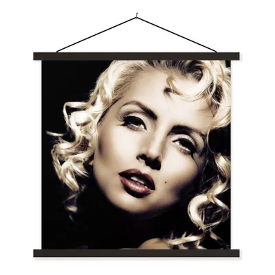 Produktbild von MuchoWow® Textilposter Frau - Vintage - Lippenstift - Blond - Locken 90x90 cm mit schwarzem Rahmen - Magnetisches