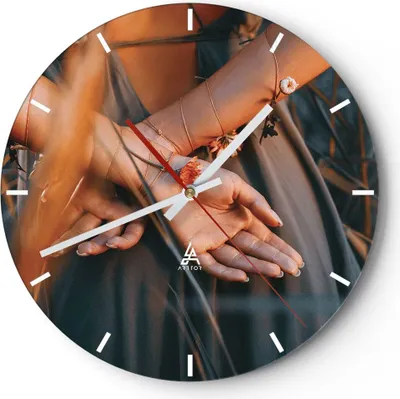 Produktbild von Wanduhr - Rund - Glasuhr - Frau Hände Wiese - 30x30cm - Schleichendes Uhrwerk - Lautlos - zum Aufhängen bereit - Dekoration Modern - Wanddekoration aus Glas - C3AR30x30-5126