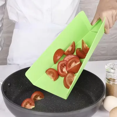 Zdjęcie produktu dla Elastyczna deska do krojenia – Składana deska do krojenia – Z uchwytem – Zielona – Deska do krojenia – 38/21 cm – Łatwe pozbywanie się resztek – Deska do krojenia – 1 sztuka – CHPN
