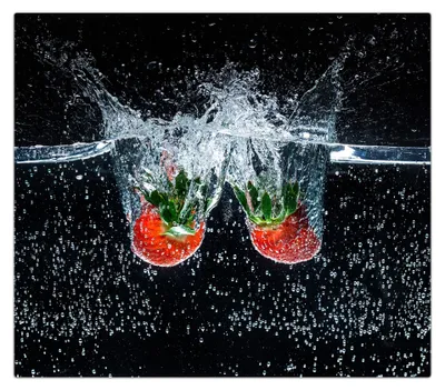 Produktbild von Spritzschutz Herdabdeckplatte Schneidebrett aus Glas Erdbeeren in Wasser fallend 1-Teilig (60x52cm)