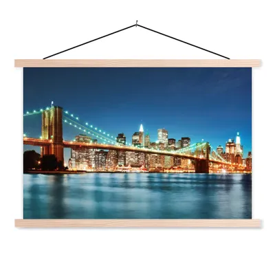 Produktbild von MuchoWow® Textilposter New York - Brücke - Architektur - Brooklyn - Licht 120x80 cm mit holzfarbenen Rahmen - Aufhängeset